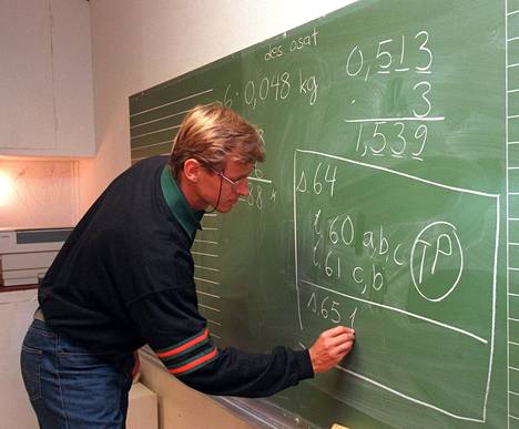Markku Kanerva päivätyössään opettajana vuonna 1998. Samana vuonna hän pelasi HJK:n kanssa Mestarien liigan lohkovaiheessa.