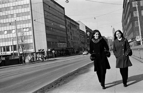 Jalankulkijoita Pitkälläsillalla, vasemmalla Siltasaarenkatu 2. Taustalla on Kallion kirkko. Kuva noin vuodelta 1970.