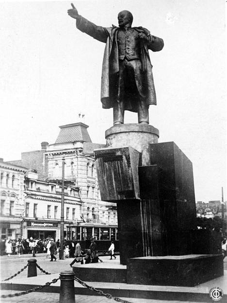 Leninin patsas on yhä Pietarin Suomen asemalla.