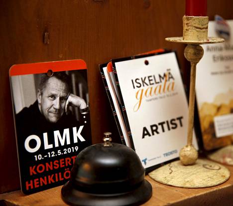 Karri Kivellä on kotonaan Olli Lindholmista muistuttavia esineitä.