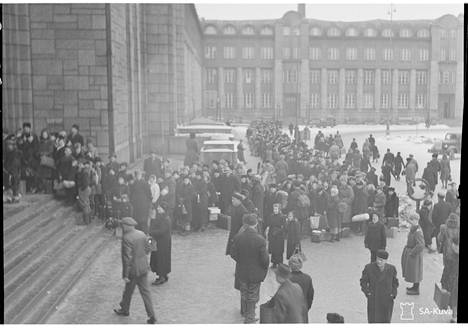 Evakuointia Helsingin Rautatieasemalla 12. helmikuuta 1944.