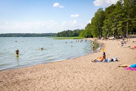 Helsingissä Munkkiniemen uimarannalla sinilevä-havainnoista huolimatta rannalla riitti innokkaita uimareita.