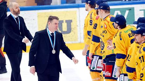 Raimo Helminen onnitteli Lukon pelaajia finaalisarjan jälkeen viime keväänä.