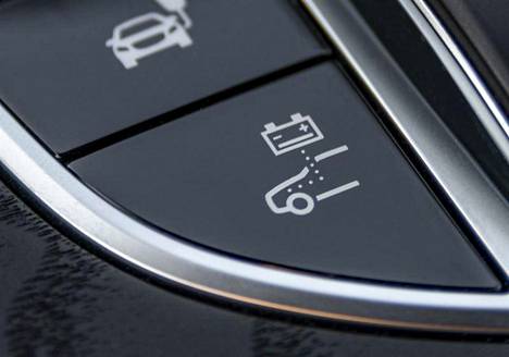 Sähköistyvissä Mercedes-Benz -malleissa kuljettaja valitsee ajaako hän sähkömoottorilla, polttomoottorilla, niiden yhdistelmällä vai tilassa, jossa polttomoottoria käytetään sekä auton liikuttamiseen että akkujen tehokkaaseen lataukseen.