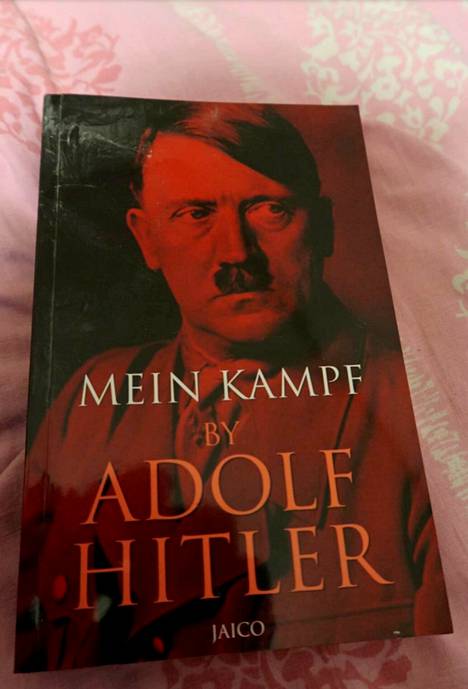 Hitlerin Mein Kampf -teosta löytyi syytetyn kotoa useita kappaleita.