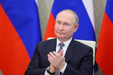 Putinin huomattavasti pulleammat kasvot ovat herättäneet epäilyjä plastiikkakirurgiasta ja steroideista. Putin kuvattuna Venäjällä kesäkuussa 2022. 
