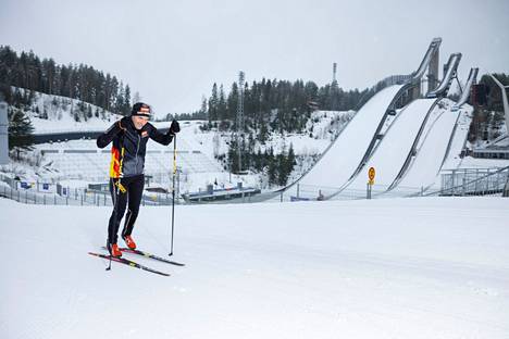 Teemu Virtanen harjoitteli ennen Planican matkaa Lahden hiihtostadionilla.