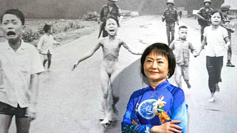 Nick Utin ottama kuva Phan Thi Kim Phucista 9-vuotiaana nousi Vietnamin sodan symboliksi. Aikuinen Phuc poseeraa kuuluisan kuvan edessä 50 vuotta napalmiskun jälkeen.