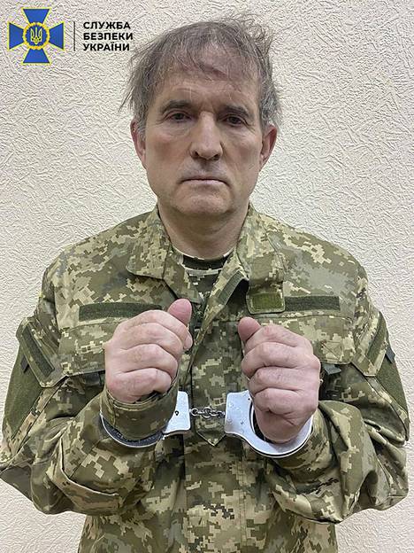 Ukraina julkaisi kuvan Medvedtshukista käsiraudoissa.