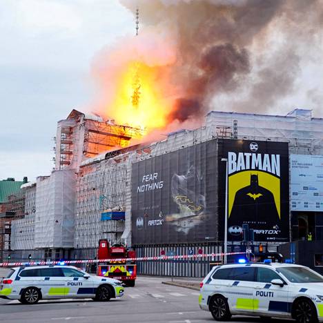 Kööpenhaminan historiallinen pörssirakennus on tulessa.