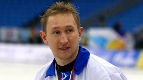 Ivan Maksimov juhli jääpallon MM-kultaa Venäjän joukkueessa seitsemän kertaa. Kuva on vuodelta 2008.