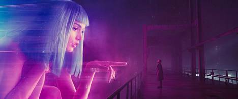 Blade Runner 2049 -elokuvassa Ana de Armas näytteli naisen muodon ottavaa tekoälyä. Agentti K:ta elokuvassa esitti Ryan Gosling.