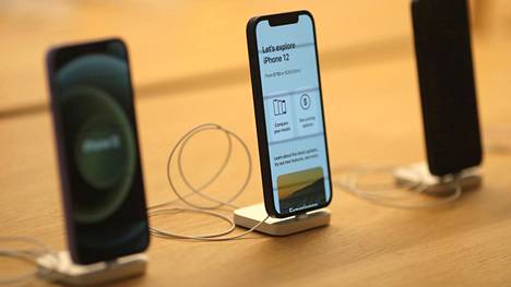 Applen mukaan iPhone-puhelimien ohjelmistosta löytynyttä tietoturva-aukkoa saatetaan käyttää jo hyökkäyksissä.