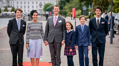 Prinssi Joachim (keskellä) perheineen. Vasemmalta oikealle kuvassa kreivi Felix, prinsessa Marie, kreivitär Athena, kreivi Henrik ja kreivi Nikolai.