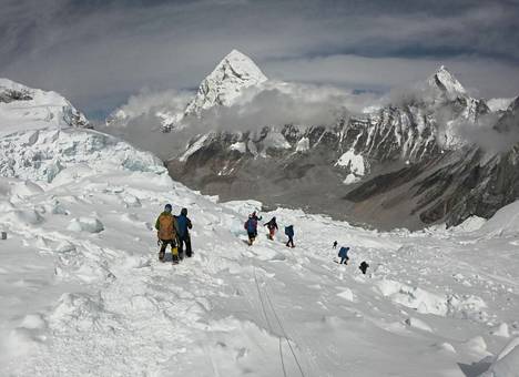 Joukko kiipeilijöitä valmistautui laskeutumaan alas Mount Everestin etelärinteellä huhtikuun 2018 lopulla.