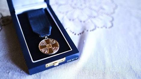 Tasavallan presidentti on perinteisesti palkinnut äitejä Suomen Valkoisen Ruusun Ritarikunnan I luokan mitalilla kultaristein.