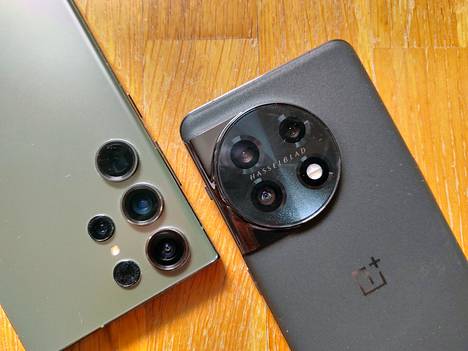 Kamerat ovat nykyisin niin esiin työntyviä, että ne ne sijoitellaan paikalleen monenmoisen designin keinoin. Samsungin taidonnäyte (vasemmalla) tuo mieleen muinaisen sammakkomiesvarustuksen, OnePlus on futuristisempi. 
