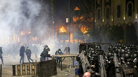 Mielenosoittajat ottivat yhteen poliisin kanssa Tbilisissä keskiviikkona 8. maaliskuuta. Poliisit suihkuttivat mielenosoittajia vedellä ja käyttivät kyynelkaasua.