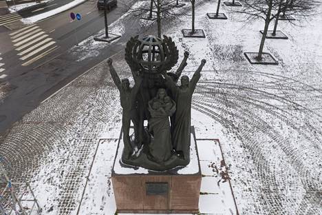 Ruhjovaa neuvostorealismia edustava Maailman rauha on äänestetty Helsingin rumimmaksi patsaaksi, mutta sillä on ollut myös ihailijansa.