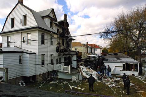 Lennon AA587 maahansyöksy vaurioitti useita taloja Belle Harborissa, New Yorkin Queensissa.