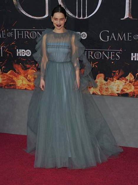Emilia Clarke esittää sarjassa Daenerys Targaryenia, ”lohikäärmeiden äitiä”. Sarjassa hänet nähdään vaaleahiuksisena.