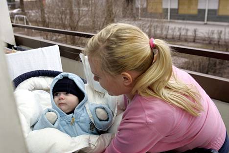 Äidit pitävät Suomessa suurimman osan perhevapaista.