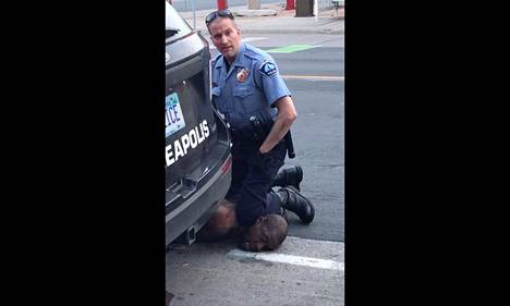 Viime toukokuussa Minneapolisissa kuvatulla videolla näkyi, kuinka poliisi Derek Chauvin painoi polvellaan George Floydin kaulaa yhdeksän minuutin ajan. Hengittämisen vaikeudesta toistuvasti ääneen maininnut Floyd todettiin kuolleeksi myöhemmin sairaalassa.