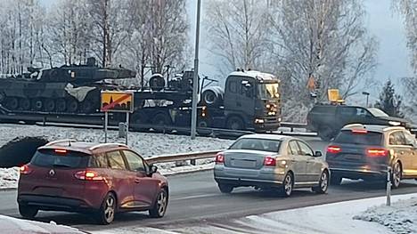 Julkisuudessa olleet Leopard-tankit olivat maanantaina liikkeellä Raaseporissa.