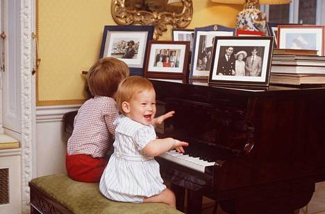 Prinssi Harryn yhdennäköisyys kuopuksensa kanssa pantiin nopeasti merkille. Kuvassa Harry soittaa pianoa Kensingtonin palatsissa suunnilleen saman ikäisenä kuin Lilibet on nyt.
