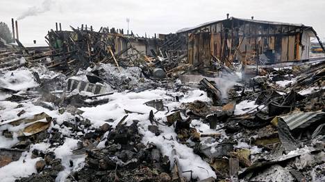 Rovaniemen myymälän ja varaston nielaissut tulipalo jätti jälkeensä vain savuavat rauniot.