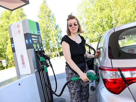 Hannele Kirjavainen pelkää, että perheen haaveet asuntoautoilusta kariutuvat bensan hinnannousuun. 