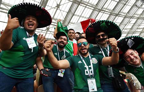 Meksikolaisfanit juhlivat MM-avauksen voittoa...