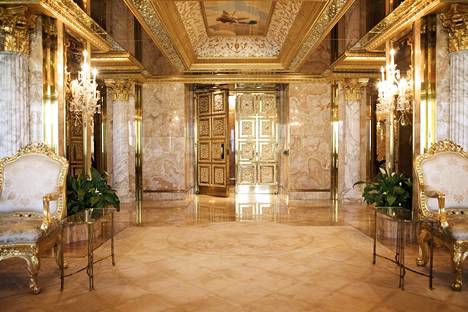 Sali on saanut vaikutteita Versailles’n palatsin kuuluisasta peilisalista.