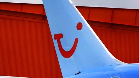 TUI-matkatoimiston logolla varustettu lentokone.