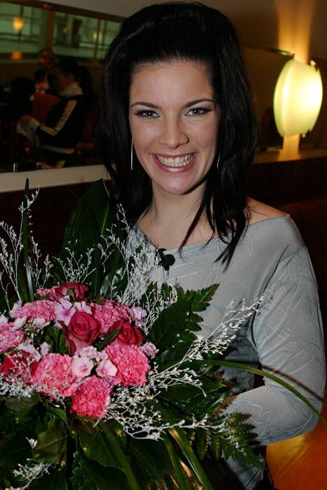 Hanna Pakarinen kukitettiin Suomen ensimmäisen Idols-laulukilpailun voittajaksi tammikuussa 2004.