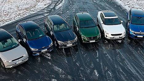 Vuoden Auto Suomessa 2022 -finalisteista neljä eli vasemmalta lukien Hyundai Ioniq 5, KIA EV6, Peugeot 308 sekä Skoda Enyaq ovat nyt myös Euroopan Vuoden Auto 2022 -ehdokkaita. Mercedes-Benz C kolmas vasemmalta ja Polestar 2 toinen oikealta.