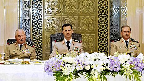 Tässä vielä ystävykset: Ali Habib (vas,), presidentti Bashar al-Assad ja kenraali Dawoud Rajhain vuonna 2001.