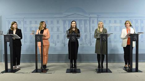 Hallitusviisikko Li Andersson, Katri Kulmuni, Sanna Marin, Maria Ohisalo ja Anna-Maja Henriksson hallituksen koronatilannekatsauksessa maanantaina.