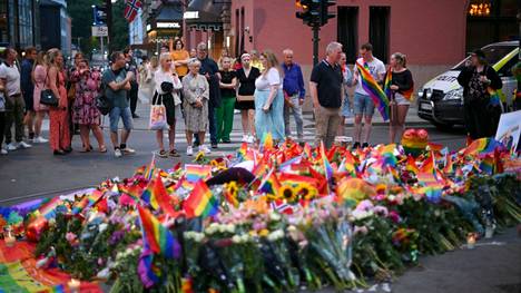 Oslon joukkoampumisen uhreja muistettiin kukilla ja sateenkaarilipuilla.