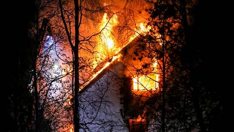 Omakotitalo paloi maan tasalle perjantain ja lauantain välisenä yönä Nurmijärven Klaukkalassa.
