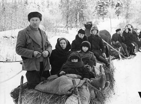 Talvisodan alussa tuhannet jättivät kotinsa Karjalassa.