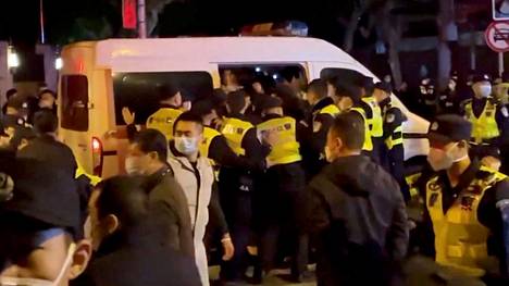 Ihmiset osoittivat mieltä koronatoimia vastaan Shanghaissa. Protestien taustalla oli kuolemaan johtanut tulipalo, jonka pelastustoimien epäillään hankaloituneen koronatoimien vuoksi.