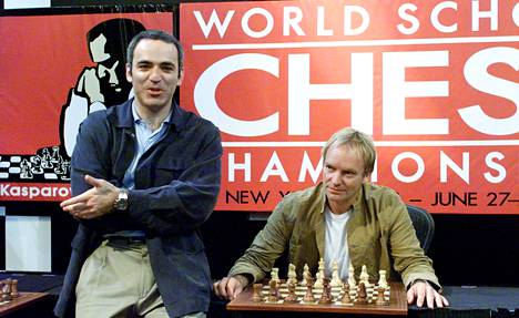 Sting pelasi erän shakkia maailmanmestari Garri Kasparovia vastaan New Yorkissa kesäkuussa 2000.