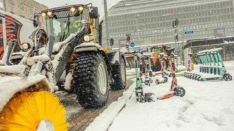 Lumitöitä lumisessa Helsingissä 23. huhtikuuta 2024. 