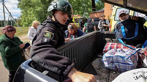 Poliisi auttoi paikallisia asukkaista evakuoinnissa Harkovan alueella.