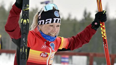 Visa Kemi Ski Teamin Riitta-Liisa Roponen juhli 30 kilometrin SM-kisan voittoa Ristijärvellä.