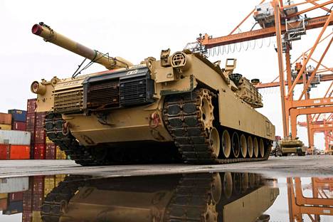 Yhdysvaltain M1A2 Abrams -taistelupanssarivaunu saapui sotaharjoituksiin konttisataman kautta Puolan Gdyniassa joulukuussa.