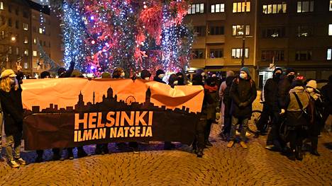 Natseja vastustavat mielenosoittajat kokoontuivat Helsingin Töölöntorille.