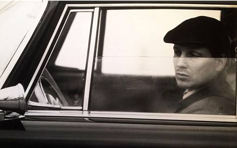 Pave Maijanen istui Mersunsa ratin takana kuvassa, joka löytyy albumilta Tanssivat Kengät.