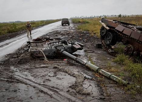 Venäläinen sotilas mittailee lohdutonta maisemaa Harkovan seudulla syyskuussa.